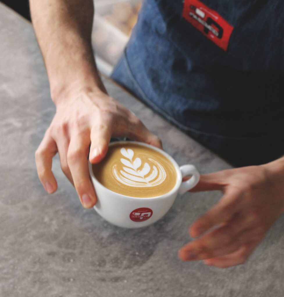 Cappuccino con arte latte en taza Pascucci